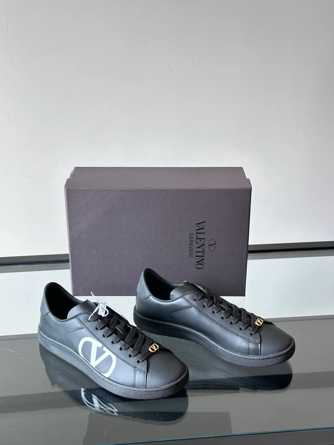 P420¥& VALENTINO Men’s spring and summer white shoes 🤍 VALENTINO GARAVANI ROYCO men’s soft calfskin sneakers, the shoelaces are equipped with removable vintage brass distressed effect VLOGO SIGNATURE accessories, and the back of the shoes is screen printed. Comfortable and good looking on the feet!  size：38-45